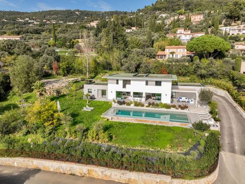 Située dans le village recherché de Cabris, cette villa contemporaine offre un cadre de vie privilégié à ses habitants. Proche de Cannes, elle bénéficie d'une exposition sud avec une vue imprenable sur la baie, les collines environnantes et la mer. C...