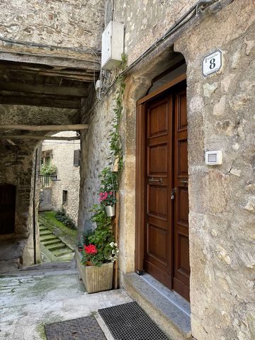 Dans le charmant village de Caso, sur la commune de Sant'Anatolia di Narco, au pied du mont Coscerno et à environ 700 mètres d'altitude, nous proposons à la vente une jolie partie de maison avec entrée indépendante. La maison, d'environ 40 m2, se com...