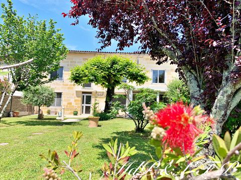 Très belle propriété constituée d'une maison bourgeoise de 400m2 et d'une seconde maison attenante (maison de gardien, maison d'amis ou gîte) La maison principale se compose d'un beau et spacieux séjour/salle à manger avec cheminée, d'une cuisine, d'...