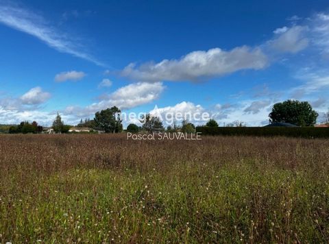 Situé à Saint-Léon-sur-l'Isle (24110), ce nouveau terrain de 2270m2 sélectionné parmi notre large gamme d'une centaine de terrains viabilisés et administrativement disponibles à la vente actuellement, offre un cadre paisible et charmant, idéal pour c...