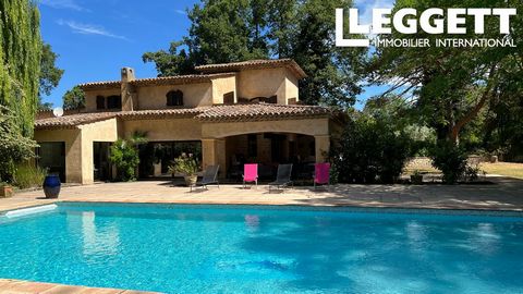 A33060FT83 - Florence Tourbier vous présente cette magnifique villa d'architecte à Callian, nichée dans un environnement calme et verdoyant, à seulement 3 minutes du village. Édifiée sur un terrain plat et clôturé de 3000 m², cette maison de 240 m² o...