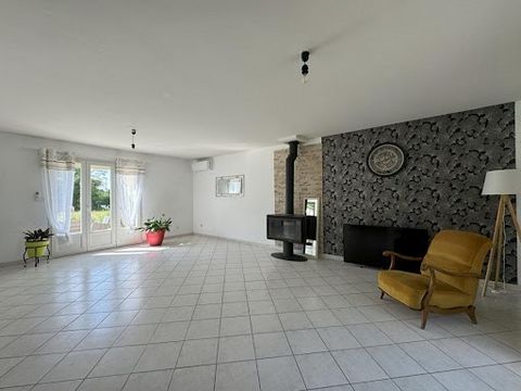 TE KOOP 37140 BOURGUEIL Vanessa Boucher biedt u deze woning met garage aan op een perceel van circa 2.500 M². Op de begane grond leidt een entree naar een ingerichte keuken met toegang tot de kelder en vervolgens naar de garage. Het heeft ook directe...