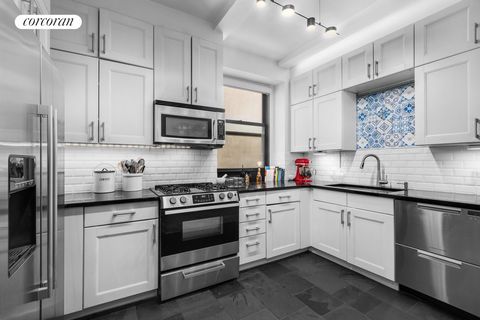 Timeless comfort, modern technology and low maintenance await you at residence 1B at 35 West 82nd Street. This large 3BD/1BA home is located on a quiet, beautiful tree-lined block in the heart of the Upper Westside. The spacious kitchen is a chef's d...