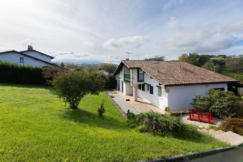 A 1km du centre d'Espelette, et à 15km de Bayonne, venez découvrir cette maison individuelle traditionnelle au calme et sans vis à vis ! Vous bénéficierez au RDC d'un séjour cathédrale de 40m², avec sa cheminée et un accès sur sa terrasse avec vue su...