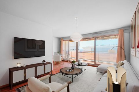 À vendre dans le quartier prisé du Quai de la Joliette, situé dans le 2e arrondissement de Marseille, un spacieux appartement de type T4. Cet appartement lumineux de 85,36 m2 propose un salon généreux de 24,08 m2, idéal pour vos moments de détente. I...