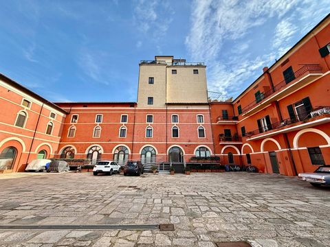 Orbetello-Wohnung zu verkaufen Auf der Piazza della Repubblica in der Wohnanlage Il Molino bieten wir eine exklusive, ruhige und große Zweizimmerwohnung in ausgezeichnetem Wartungszustand an. Die 81 m² große Gewerbeimmobilie befindet sich im ersten S...