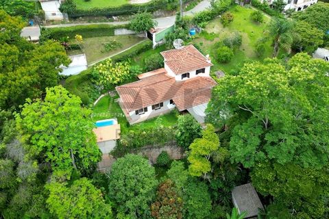 Gelegenheit - Haus in der Estrada das Arcas, 240 m² für R$ 1.090.000 - Itaipava - Petrópolis/RJ 1. IMMOBILIEN  Im Herzen von Itaipava gelegen, strahlt diese charmante, 240 m² große Residenz Gelassenheit und Charme aus. Inmitten der Natur bietet das H...