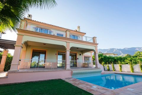 Exquisite Villa im Herzen des Zentrums von Marbella, im begehrten Viertel Huerta Belón. Mit 4 Schlafzimmern und 4 Badezimmern ist diese Villa ein Beweis für Luxus. Ein Swimmingpool und eine Tiefgarage sorgen für zusätzlichen Komfort, während die Terr...