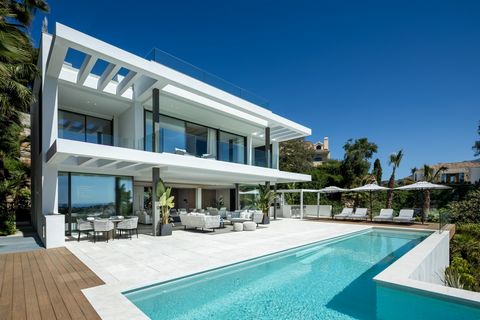 Deze prachtige luxe villa is gelegen in het pittoreske Benahavis, Malaga. Met 5 ruime slaapkamers en 5 badkamers, biedt deze woning voldoende ruimte voor een groot gezin of voor gasten. Met een bebouwde oppervlakte van 678m² en een perceel van 1.000m...