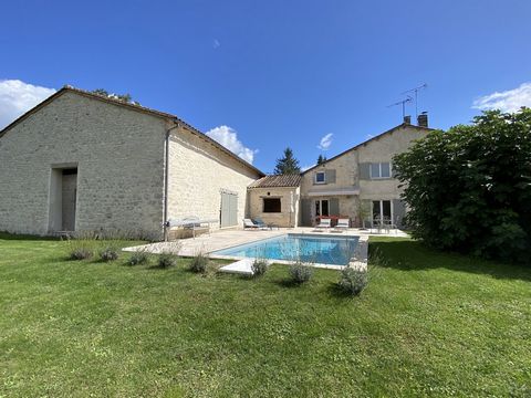 Une belle maison mitoyenne entièrement rénovée avec sa piscine récente et une grange, sur un terrain de 2.810 m2. Confortable avec une surface habitable de 138 m2, la maison offre sur deux niveaux 3 chambres, une salle de bain, une cuisine équipée et...