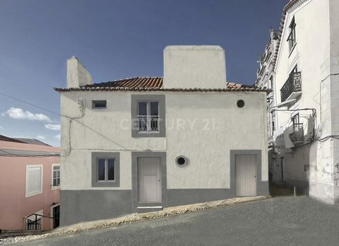 are opportunity for investors in the historic centre of Setúbal! This 3-floor apartment block, located in an area that is booming in value, offers excellent value for money for just 350,000. With 157 m² of floor space, the flats are in need of total ...