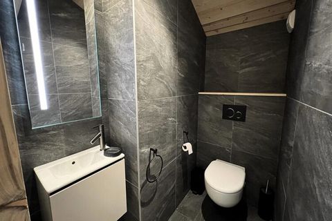 DE IJSBEER - LA CLUSAZ 10 personen. / 107 m² + 20 m² lager. 1,80m / 4 kamers ingedeeld 4****NN 8 personen. / 3e verdieping (toegang op niveau) / Zuidwest / Wifi inbegrepen Appartement volledig gerenoveerd in 2020, in een residentie van 5 appartemente...