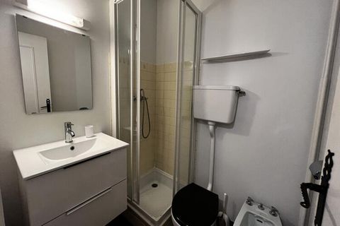 Rezydencja VIKING – Apartament 23 – LA CLUSAZ 2 pokoje / 5 osób. / 32 m² / 2** 4 osoby / winda II piętro / Zachód / Mini wifi box (opcja płatna) Rezydencja z 32 apartamentami, wybudowana w 1968 roku, położona w GÓRNEJ WSI, 300 m od TELEMIX, TELESIEGE...