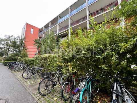 Der Zugang zur Wohnung erfolgt über einen Laubengang im 3. Obergeschoss, der durch seine ansprechende Gestaltung besticht. Nach dem Windfang befindet sich eine gemütliche Küche mit einer hochwertigen Nolte-Einbauküche. Das Gäste-WC hat einen Waschmas...