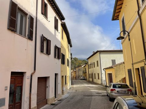 Im Herzen von Serravalle di Chienti, entlang der Hauptstraße, bieten wir ein charmantes Stadthaus von ca. 60 m2 an. Im ersten Stock finden wir ein gemütliches Wohnzimmer mit Kochnische und Kamin, während wir im Obergeschoss zwei Schlafzimmer und ein ...