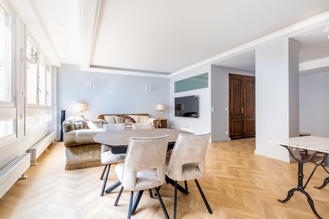 Bright apartment, Paris 8th. Overlooking the gardens of the most famous private mansion on Avenue Montaigne. On the 3rd floor of a luxury, secure building on one of the most prestigious avenues in Paris, this exceptional 77.01 m2 apartment has been c...