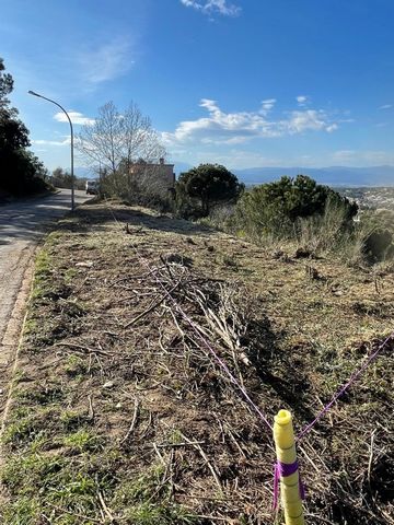 LLOTE02 Lloret de Mar, land; Een unieke kans komt in de vorm van een perceel grond van 893 vierkante meter in de prachtige kustplaats Lloret de Mar. Dit perceel is een leeg canvas, klaar om uw dromen tot leven te brengen: het bouwen van uw droomhuis ...