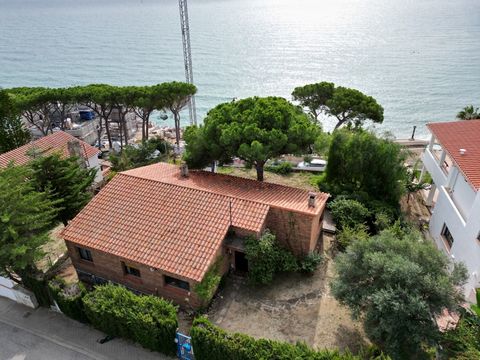 ARV01 - Arenys de Mar; Casa en primera línea de mar de Arenys de Mar, encontramos este chalet de 198 metros cuadrados de superficie construida, con 175 metros cuadrados útiles, la casa esta construida sobre una parcela de 716 metros cuadrados, la cas...