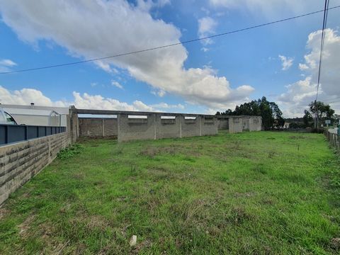 COD. EXT. 7093 Terreno com 1900m², para construção até 800m² das seguintes hipóteses: - Projeto Aprovado para 4 armazéns (200m² cada 1) - Informação Previa passada pela CMCR para construção de 4 moradias. Zona tranquila, com excelente exposição solar...