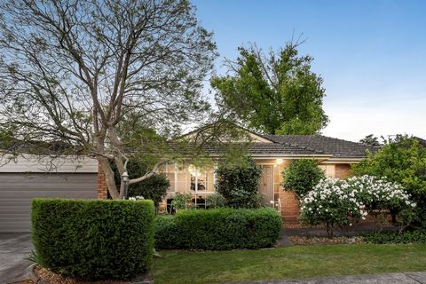 Deze enorme gelijkvloerse villa is zelden te vinden en biedt de privacy van een huis met als bijkomend voordeel een onderhoudsarme en weelderige tuin. Achter de elegante gevel is deze goed onderhouden villa met 3 slaapkamers onberispelijk gepresentee...