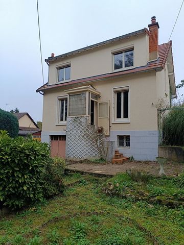 Secteur calme, proche de l'étang de Fay, maison à rénover sur sous-sol de 75 m2 comprenant en rez de chaussée surélevé, une entrée, une cuisine aménagée partiellement équipée, séjour-salon, salle de bains et wc séparé et 2 chambres et partie de grani...