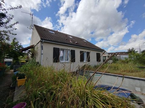 Maxime DUTRAY vous propose ! Envie d'une maison à rafraichir dont les performance énergétiques sont excellente ? Equipée de plusieurs système de chauffage pour vous offrir le choix, ainsi que de la climatisation, cette maison à certainement tout le c...