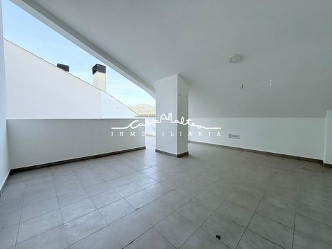 Casaltea Inmobiliaria vous propose ce magnifique penthouse à vendre dans le centre de La Nucia, un endroit pour installer votre maison.~~Il dispose d'une grande terrasse où vous pourrez profiter de moments inoubliables, avec une vue dégagée et panora...