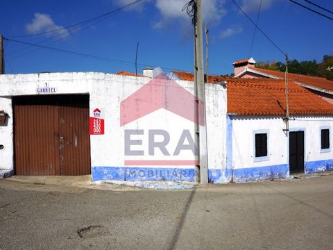 T2 single storey house to restore located in a quiet village in the municipality of Bombarral. House on a 304m2 plot of land, with 2 bedrooms, living room, kitchen, 1 bathroom and garage. Patio with several outbuildings that can be restored. Village ...