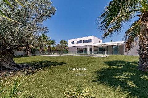 Plongez dans le luxe et l'élégance de cette sublime Villa d'architecte contemporaine nichée au coeur d'une commune prisée et limitrophe de Montpellier et desservie par le tram. D'une superficie habitable de 460m2 sur son beau terrain plat et arboré d...