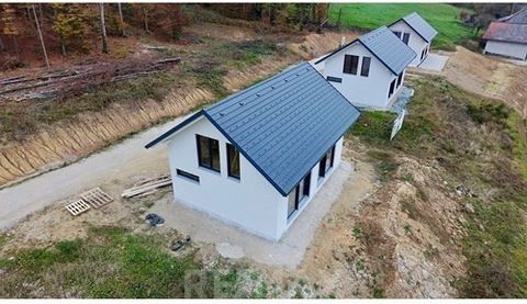 **LAATSTE EENHEID BESCHIKBAAR** In het dorp Spodnji Gabernik, op slechts vijf kilometer afstand van het centrum van Rogaška Slatina, staat een gloednieuw woonhuis te koop, binnen drie exact dezelfde vrijstaande huizen. **Geadverteerde prijs is inclus...