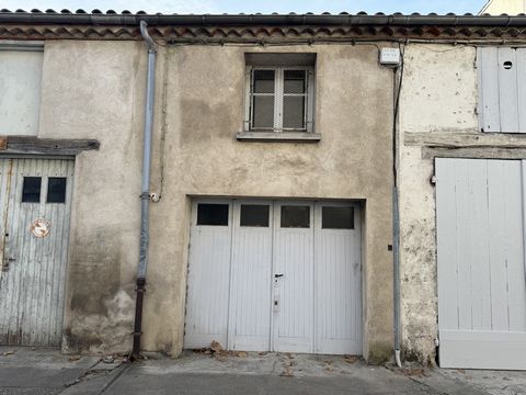 Sur la commune de Villeneuve-Sur-Lot, nous vous proposons de faire l'acquisition de ce garage idéalement placé en centre ville.  Au rez-de-chaussée, garage d'une surface d'environ 21 m2 et à l'étage une pièce d'environ 19m2 pouvant être aménagée. 