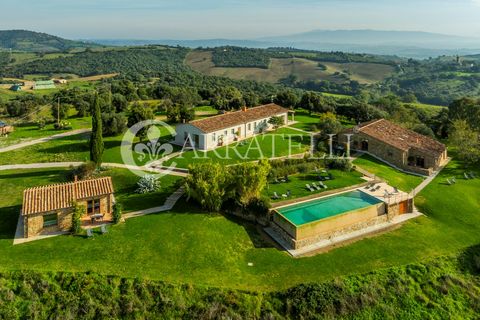 Proprietà esclusiva con vista panoramica e piscina infinity a Campagnatico Immerso nella splendida campagna toscana, a soli 10 km dalla città e a mezz'ora di auto dal mare, questo casale di lusso situato in località Marrucheti offre una vista panoram...