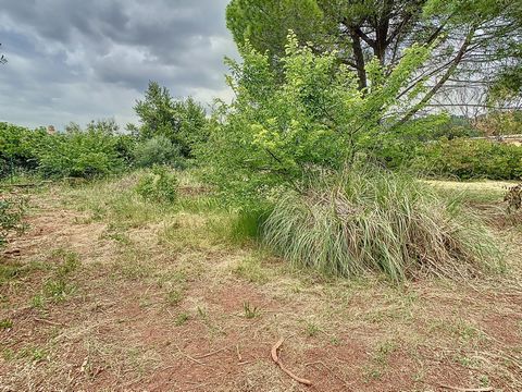 Situé à Le Cannet-des-Maures (83340), ce joli terrain constructible entièrement plat et clôturé de 1212 m² offre une emprise au sol de 30% situé en zone UCa du PLU. Idéalement positionné dans un secteur calme, il offre un potentiel de construction po...