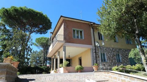 A km 15 circa da Orvieto in Comune di Castel Viscardo, nella zona residenziale, villa unifamiliare su due livelli, per una superficie complessiva di Mq.207 circa così composta: ingresso, grande ed ampio salone con accesso alla terrazza, cucinotto, ti...