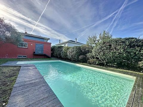 In the heart of the Roseraie district, close to shops and the metro, this beautifully renovated 180 m² house is situated on a 710 m² plot with a heated saltwater pool. It includes: An entrance hall, a spacious living area with a fully equipped high-e...