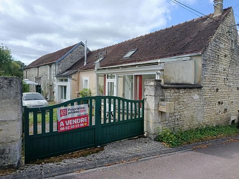 Maison de campagne comprenant entrée par une véranda, cuisine équipée/aménagée, salle de douche/WC, chambre ou bureau, séjour, chaufferie/cellier au RDC. A l'étage : palier couloir desservant une futur salle d'eau, WC, 3 chambres. Cave au sous-sol. U...