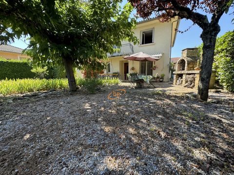 Saint Affrique, quiet, Les Cazes, for sale, house on 642 m2 of land. 141 m2 of living space, living room 31 m2, fitted and equipped kitchen, four bedrooms with cupboards, two bathrooms, summer kitchen, garage 36 m2. On 642 m2 of enclosed grounds, sto...