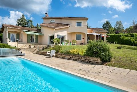 In a quiet location, overlooking the heights of Val d'Oingt, this very beautiful contemporary property of 215 m2 is set on a plot of 3,600 m2 with an exceptional view. On the ground floor, an entrance hall leads to a large cathedral living room open ...