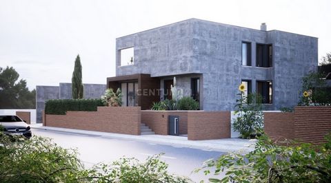 5 bedroom villa on a plot of 464 m2 with swimming pool in the parish of Ponte de Rol in Torres Vedras. Turnkey sales process, it is expected to be completed in April 2025. Spread over 2 floors and with the following areas: - Implementation of 155m2. ...