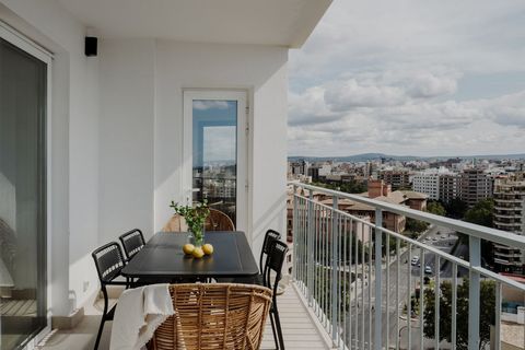 Ten skrupulatnie odnowiony luksusowy apartament na 13. piętrze emblematycznego budynku w stolicy Majorki, oferuje duży balkon i hipnotyzujące panoramiczne widoki, które obejmują błękitne morze, pejzaż miasta i majestatyczne góry Serra de Tramuntana, ...