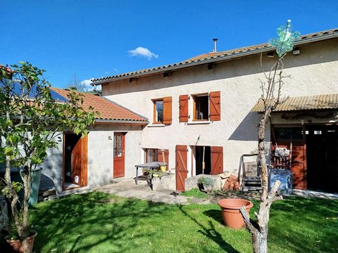 63220 - Beurières. Vous tomberez sous le charme de cette maison de village composée en rez de chaussée de : salle à manger, cuisine aménagée équipée, salon, salle d'eau, WC, et à l'étage salon, 3 chambres et WC. Double garage avec grenier aménageable...