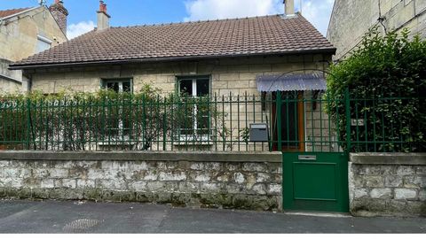 Exclusivité, découvrez cette maison à rénover, située dans un quartier calme et recherché de Soissons. Idéale pour les amateurs de projets de rénovation ou les investisseurs à la recherche d'un bien avec un fort potentiel de valorisation. Cette maiso...