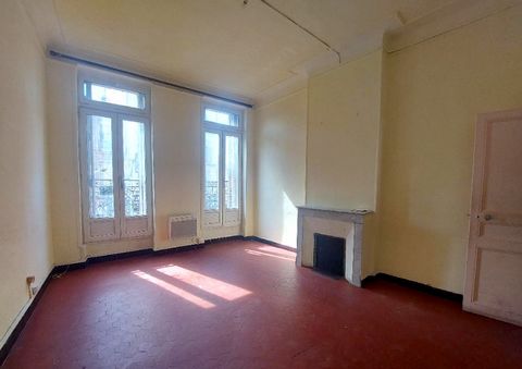 Marseille (13015), Bd de Lyon, T3 de 67 m² Situé dans un petit immeuble ancien, à deux pas du métro et des axes autoroutiers, ce T3 à rénover est idéal pour un investissement ou en résidence principale. Traversant et lumineux de par son orientation E...