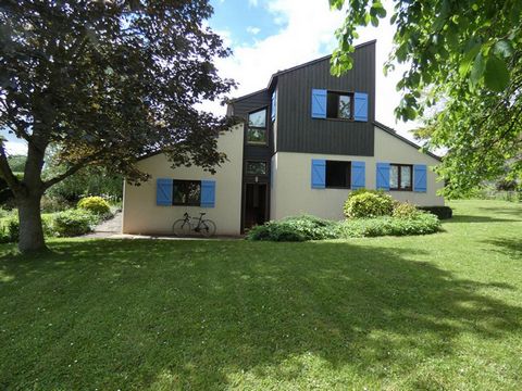 27000 EVREUX, Mathieu Conan vous propose cette jolie maison d'Architect des année 80. Venez mettre à votre goût cette maison comprenant, une entrée, un salon séjour avec cheminée (récupérateur de chaleur sur circuit chauffage), ouvert sur un patio, 3...