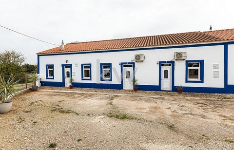 Traditionele boerderij verdeeld in 3 onafhankelijke huizen, met een gedeelde patio en een tank gelegen in Estevais, Alcantarilha. Het hoofdhuis beschikt over een woonkamer met een houtkachel, keuken, slaapkamer, badkamer en een zolder met een slaapka...