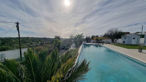 Villa de 3 chambres avec vue sur la mer à vendre pour 1.100.000 EUR À quelques minutes de Vilamoura et des plages, nous trouvons cette villa de 3 chambres facilement accessible située sur un terrain clôturé de 980m² avec une construction entièrement ...