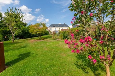 A vendre propriété de charme de 450m2, ancien relais de poste du XIXème. A découvrir dans le Perche Sarthois à 10mn de la Ferté Bernard dans un petit bourg au calme avec son parc arboré de presque 1 hectare et son lavoir, très belle demeure sans trav...