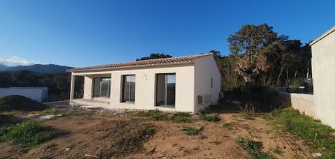 Come discover this unfinished house located in a quiet environment between the beach of Fautea and the shops of Sainte-Lucie de Porto-Vecchio. Built in a subdivision of 12 lots, this single-story villa of 105 m2 offers a large, bright living space of...