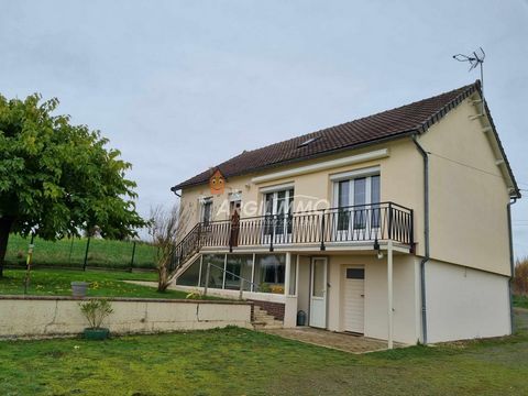 Vous rêvez de vivre au calme de la campagne tout en restant à deux pas de la ville ? Ce pavillon est fait pour vous ! Située sur un super terrain de plus de 4500m2, cette maison en parfait état offre tout un confort. Vous y trouverez une cuisine amén...