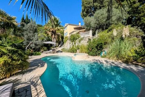 Villa for sale in Draguignan on 13.000m² in a quiet location near the centre. Property built in 1620, guaranteed charm, superbly renovated in 2020. Property with a main house with 6 rooms and 2 outbuildings nestled in a magnificent exotic park with s...